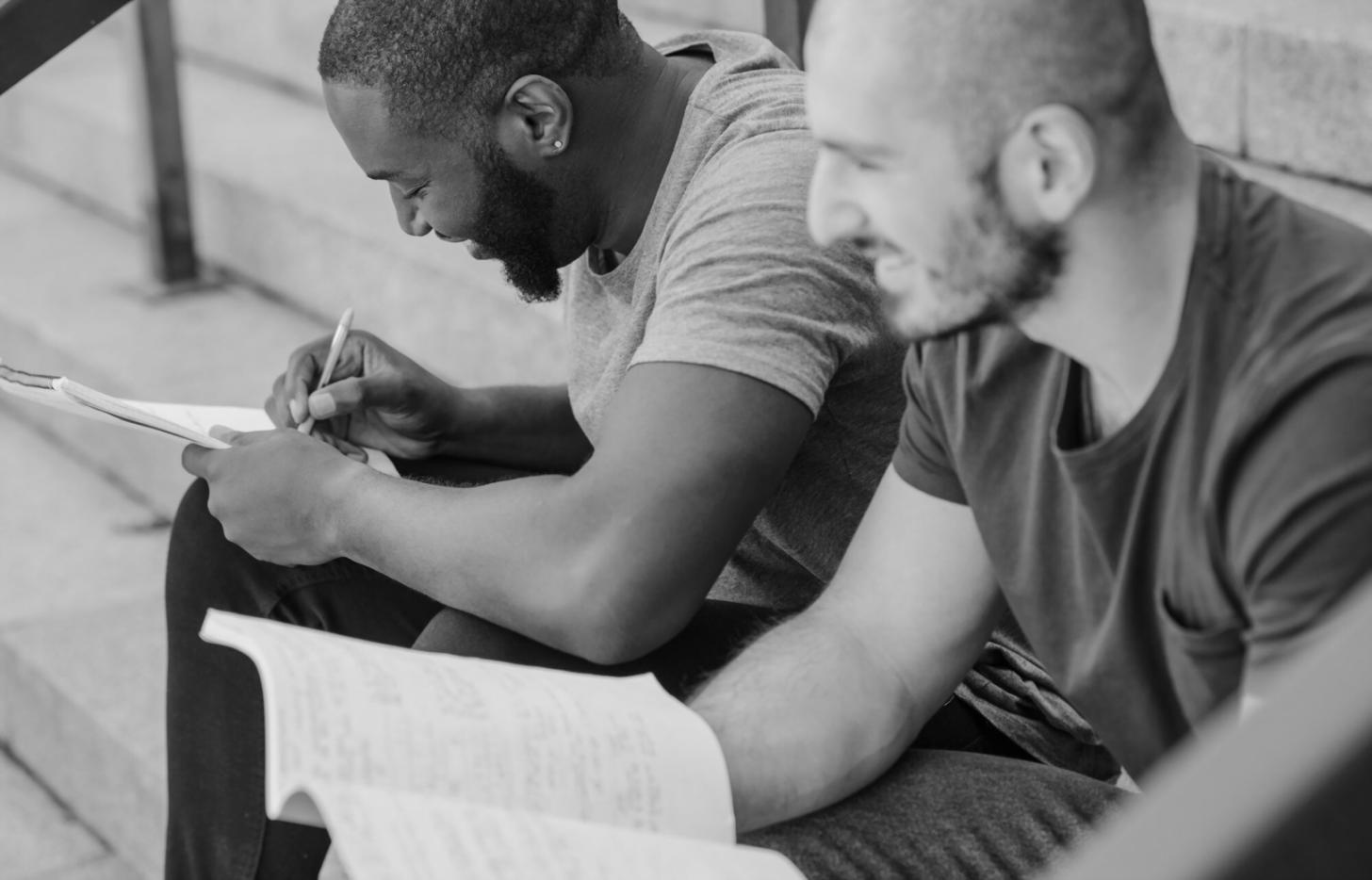 Участники программы изучают финансовые стратегии в современном учебном центре